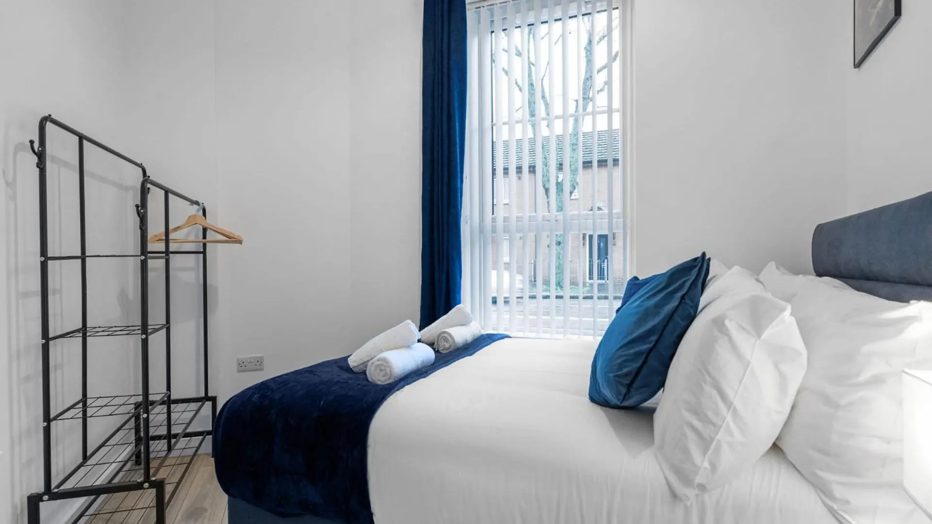 Contemporary 2 Bed Apartment -Belfast East Village 0*, Belfast