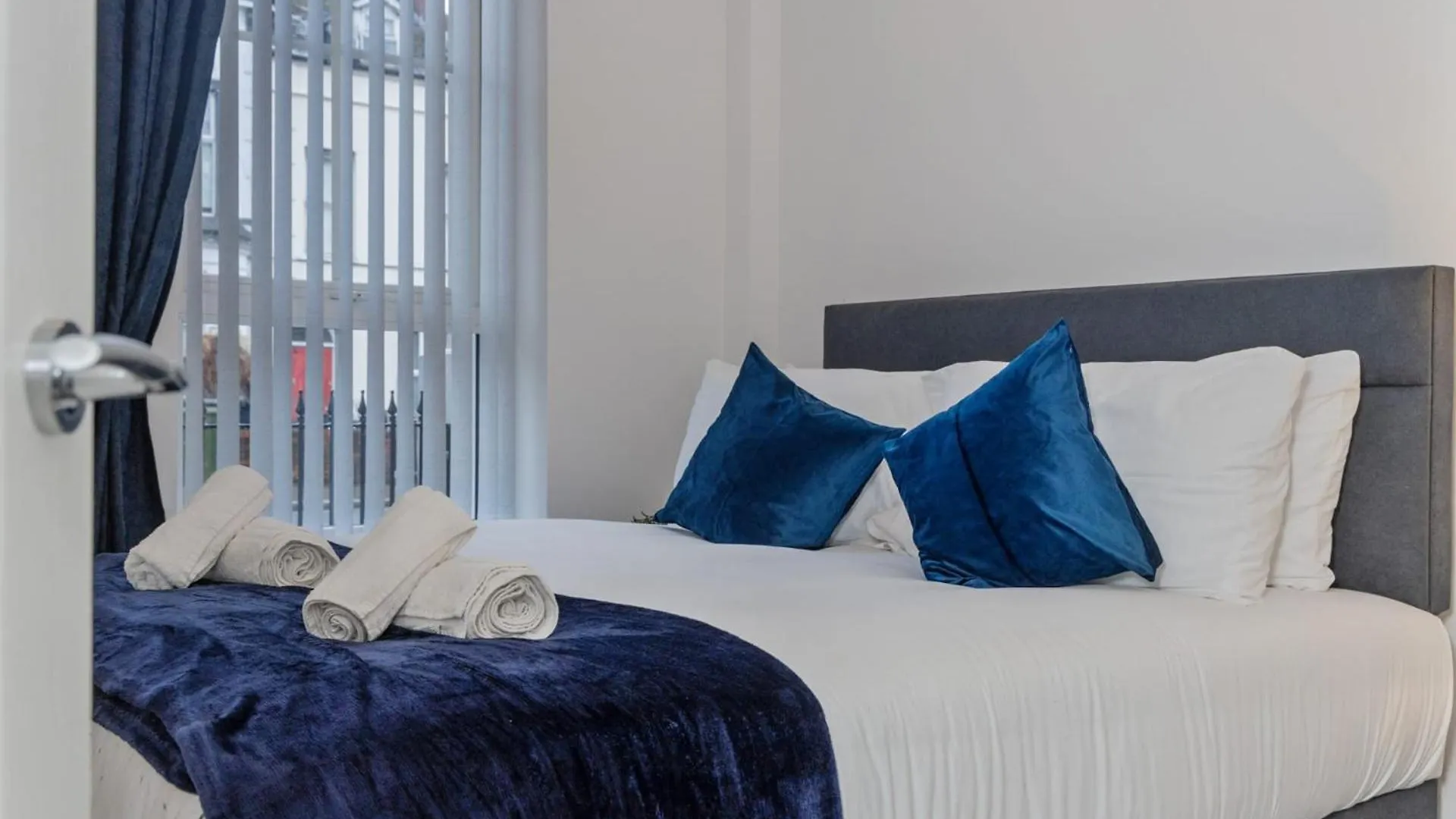 Contemporary 2 Bed Apartment -Belfast East Village