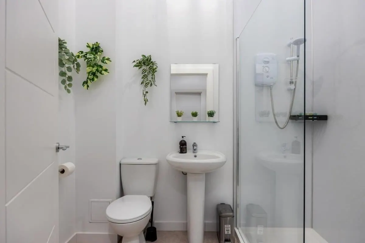 Contemporary 2 Bed Apartment -Belfast East Village