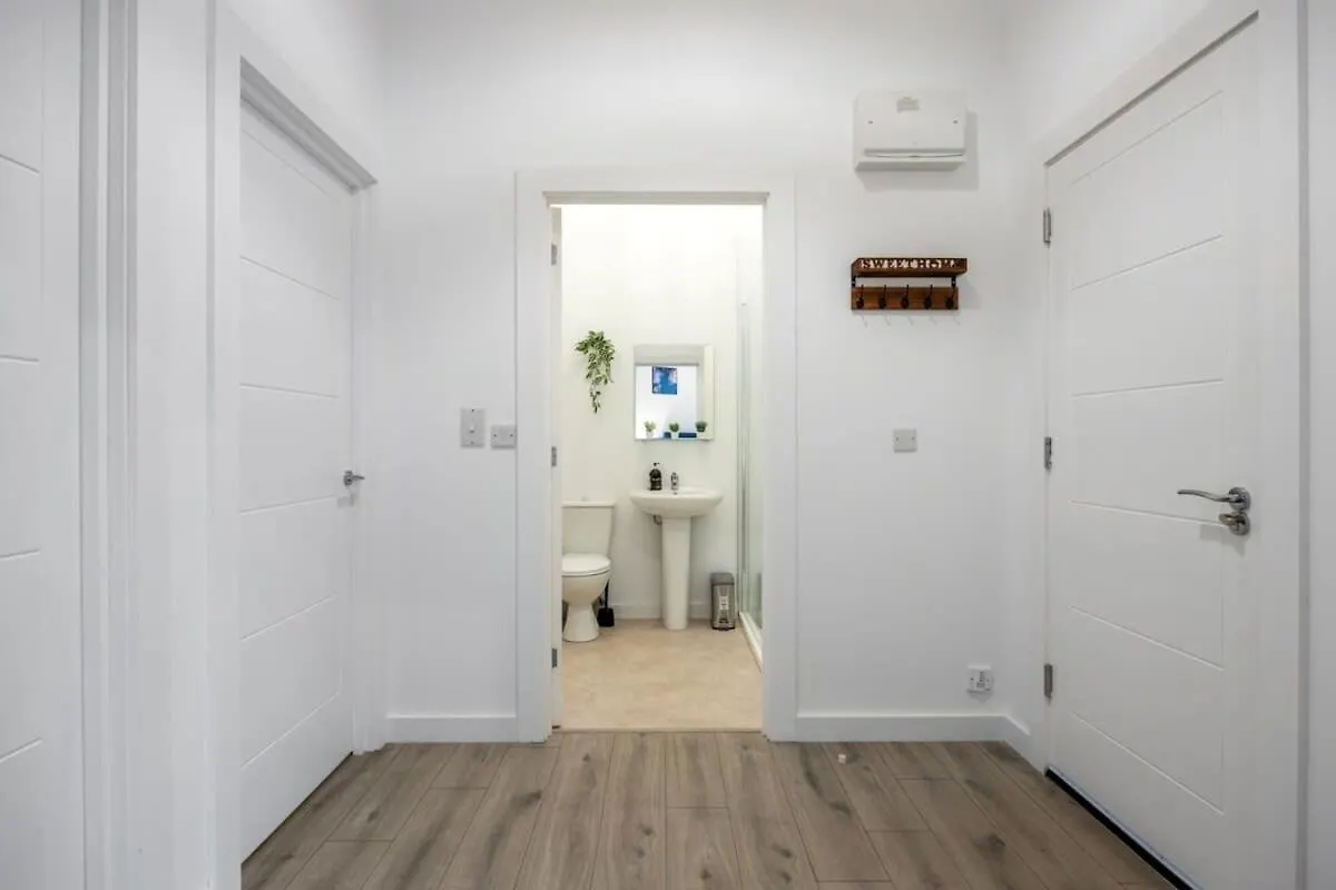 Contemporary 2 Bed Apartment -Belfast East Village