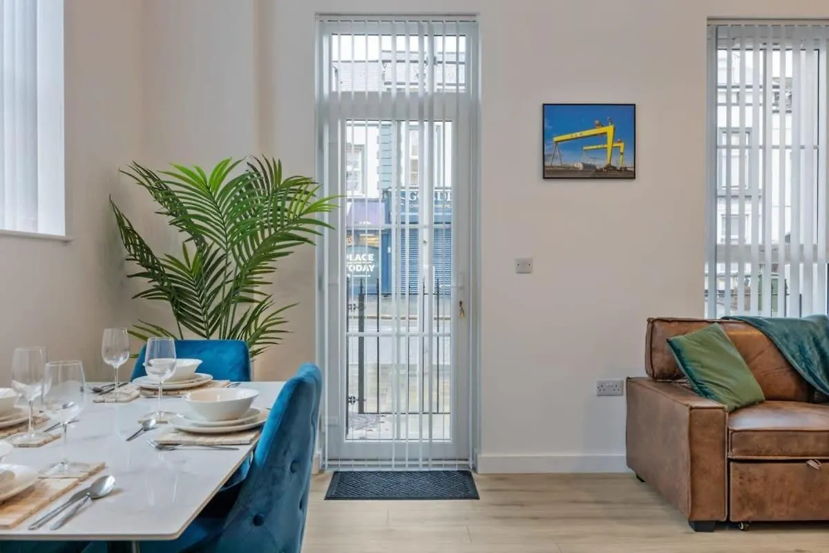 Contemporary 2 Bed Apartment -Belfast East Village